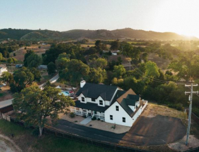 Wine Country Modern Farmhouse With Heated Pool, Hot Tub, Cybertruck